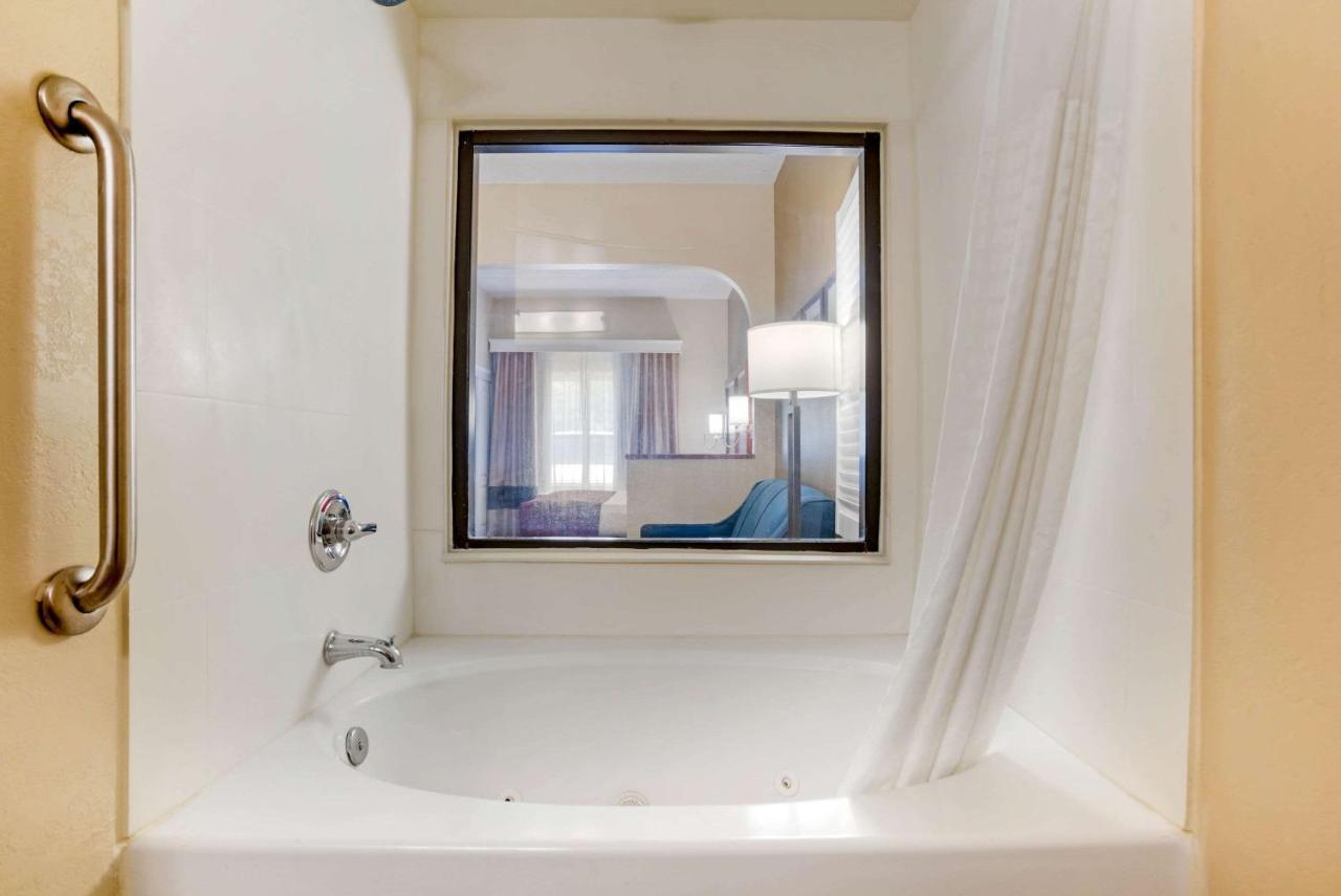 Comfort Suites Tallahassee Capitol - University Area Bagian luar foto